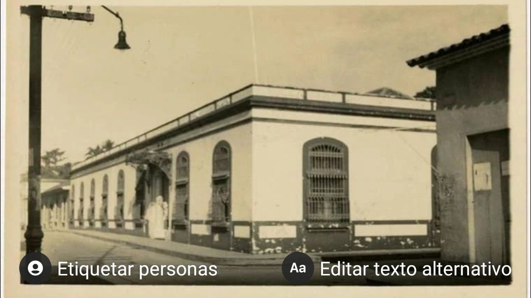 La casa de Doña Dolores Amelia en 1965 en la calle Santos Michelena y Mariño. La fachada principal da hacia la Plaza Bicentenaria. La casa del lado derecho fue demolida luego para la construcción del C.C. La Capilla. hoy está muy cambiada. 

Fotografía by <a href="/HotelWladimir/">Hotel Wladimir</a> 

#Mcy