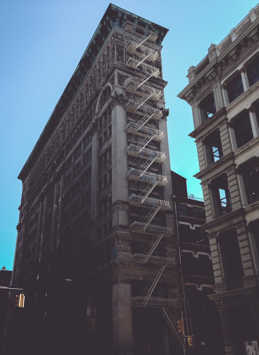 CKriegsheim's tweet photo. When I was strolling 🚶🏻on a sunny and lovely day through Manhattan.
#Sunny #weekendvibes #Manhattan #photographer #photographylovers #PhotoOfTheDay #photographer #streetphotography https://t.co/DLIKcbRoEJ