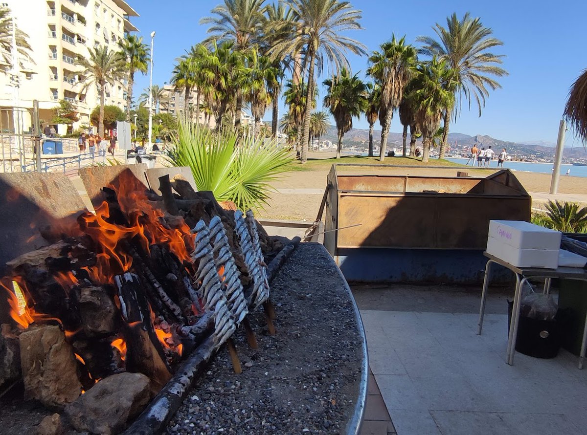 #Málaga. ¿Os apetece unos buenos #Espetos ? 🍺🍺