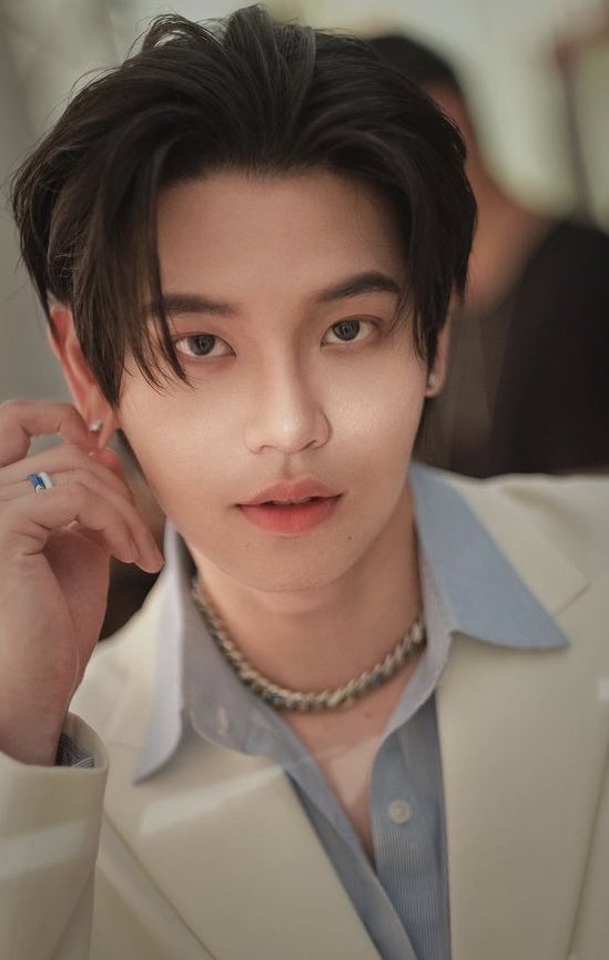 2226_YW's tweet photo. เหตุผลที่พระเจ้าไม่มอบตาสีฟ้าให้น้องหยิ่น มันจะหล่อy—y https://t.co/OHWaHk2a0r