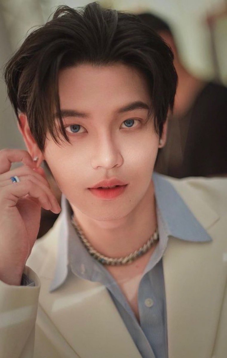 2226_YW's tweet photo. เหตุผลที่พระเจ้าไม่มอบตาสีฟ้าให้น้องหยิ่น มันจะหล่อy—y https://t.co/OHWaHk2a0r