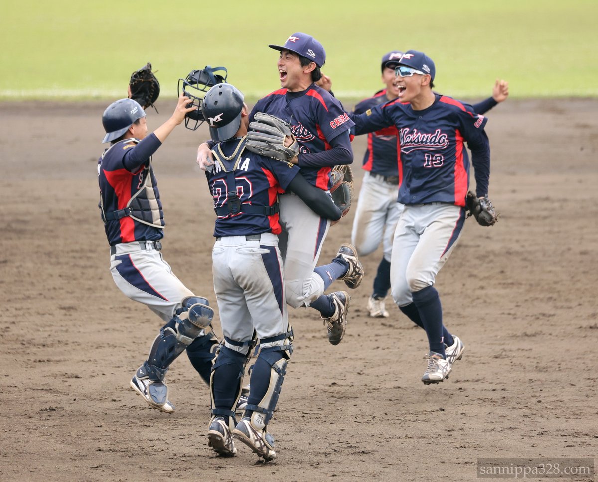 sannippa328's tweet photo. 🎊国体千葉県代表は松戸市役所🎊
最終日、崖っぷちから2試合ともに逆転勝ちで京葉銀行に連勝。3回途中から救援した奥川投手が無失点投球で胴上げ投手に。1年目の滝沢監督は7試合で全選手を起用。全員野球で5年ぶりの代表をつかみました！8月下旬の関東ブロック大会も頑張ってください！おめでとう！！ https://t.co/RHBykmB5bs