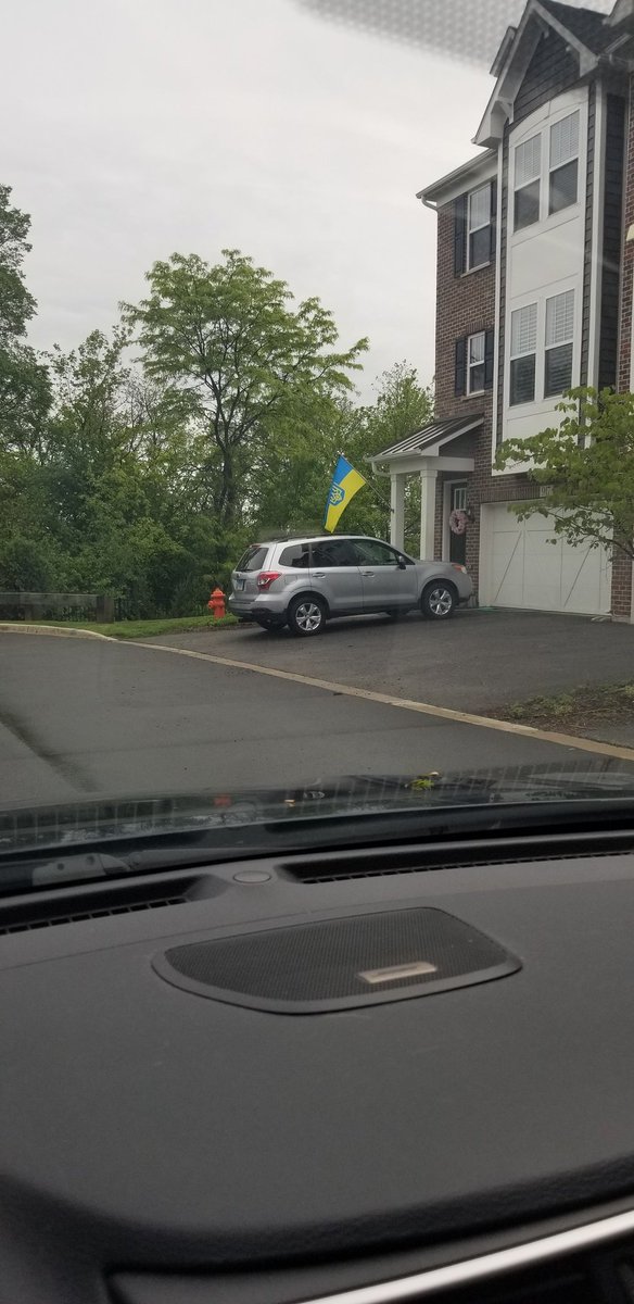 rouge352's tweet photo. @ZelenskyyUa @POTUS Saw many UA on the west suburb or Chicago @IAPonomarenko @UAWeapons @UaZelenskyy https://t.co/33LmXekqRA