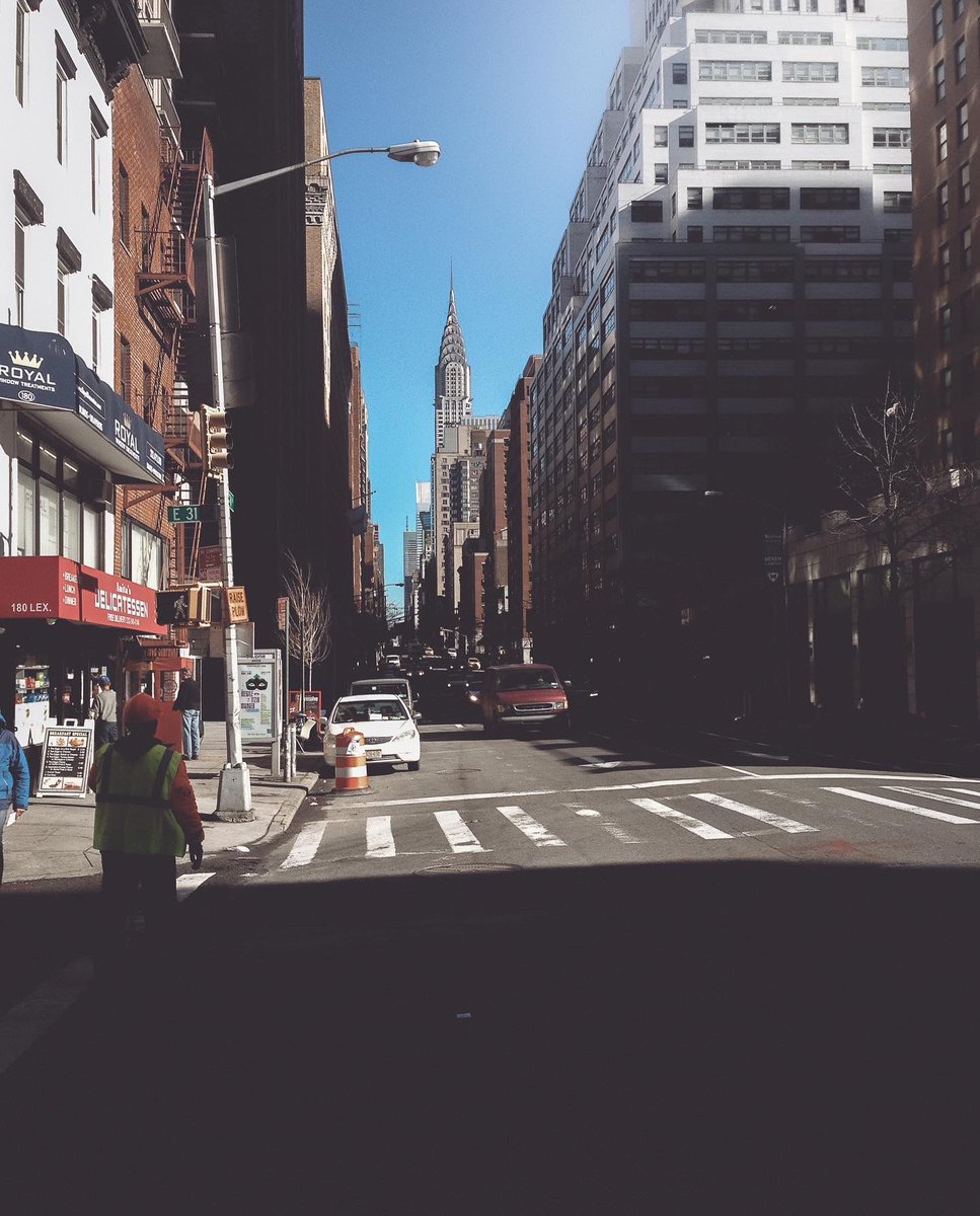 CKriegsheim's tweet photo. Strolling 🚶🏼‍♀️ and strolling as long as your 👣 take you.
#Manhattan #photographer #picoftheday #photographylovers #streetphotography #Sunny #Views https://t.co/yt522dP6hw