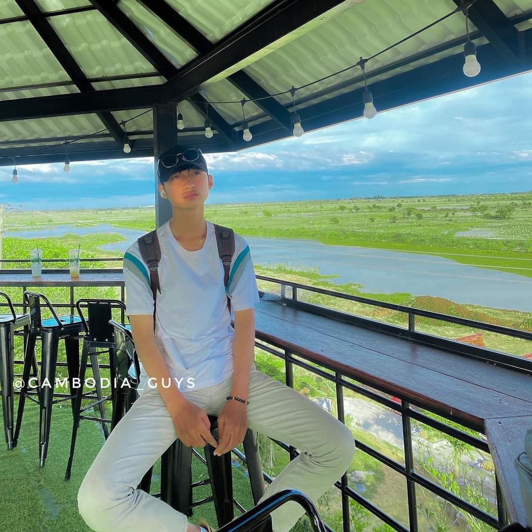 Tanleviz68's tweet photo. លង់ស្នេហ៍បងហើយ បានមួយចប់ម៉ង #cambodiaboy#handsomeboy#khmer https://t.co/8rwueyjg1q
