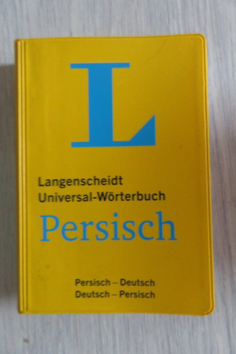 LEBLANCGabrie12's tweet photo. Reisen nach #Deutschland (bzw. #Trier), um Bücher zu kaufen. Diesmal: ein Taschenwörterbuch zum Weiterlernen der #persischen Sprache und #Germania des #Tacitus auf #Latein und Deutsch! 
PS: der Kater kommt nicht aus Deutschland. 
#NikolVerlag #Langenscheidt https://t.co/BarKqOWXlL