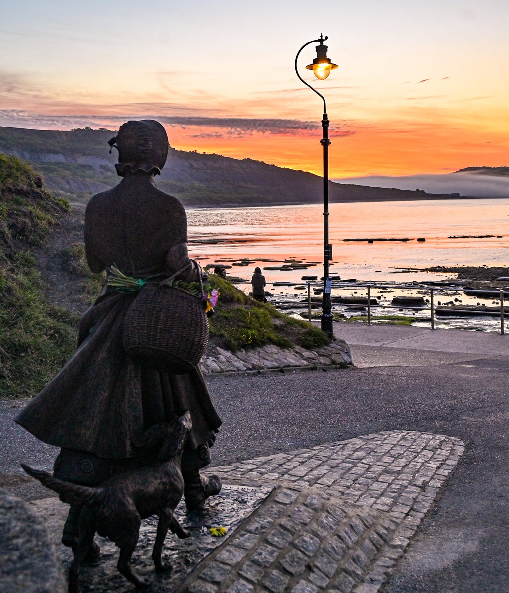 Love_Lyme_Regis's tweet image. The new statue of Mary Anning was unveiled yesterday and this morning Mary experienced the first sunrise from her vantage point looking out across East Cliff and Black Ven towards Charmouth.

#lymeregis #maryanning #fossils #dorset