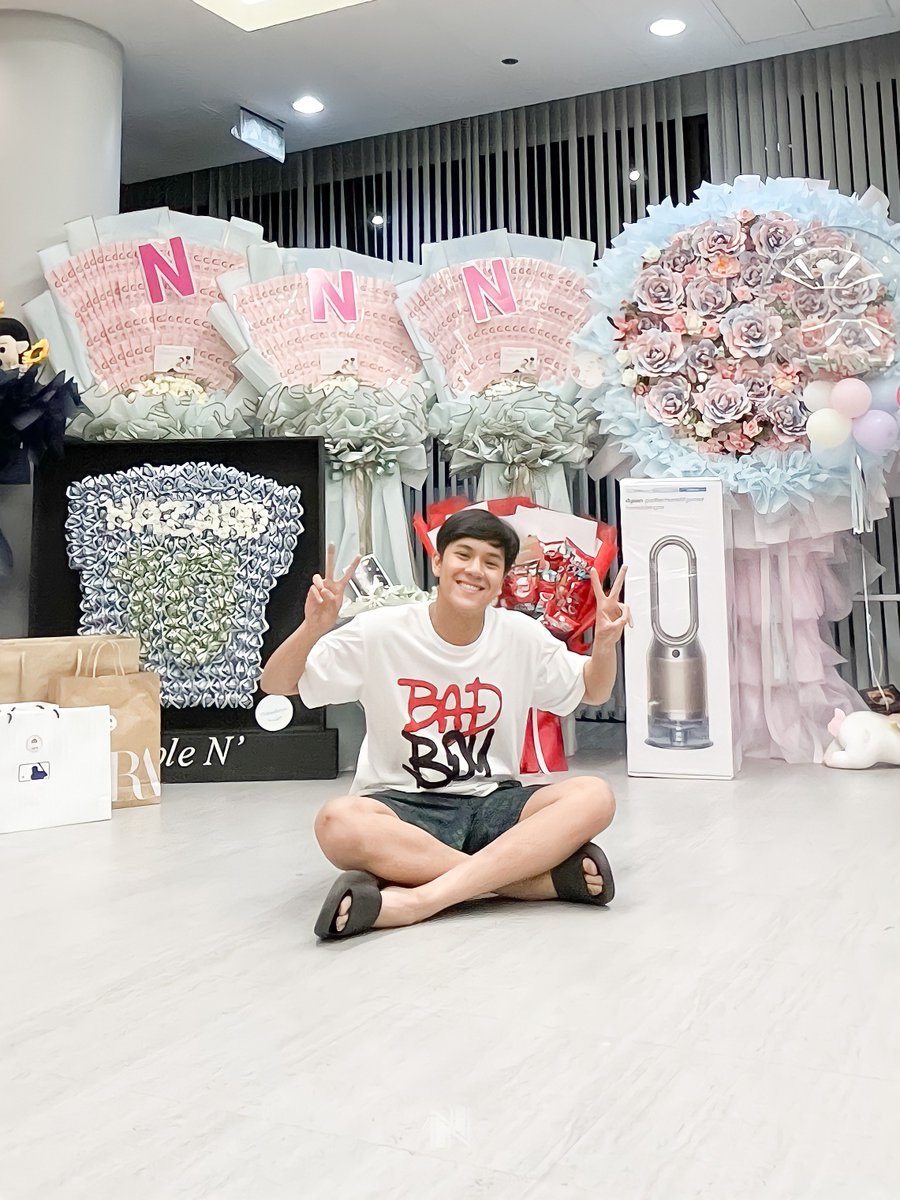 tingnanon's tweet photo. เห็นทุกคนไปครอปรูปซูมหน้าแล้ว แม่เอ็นดู เลยครอปจากต้นฉบับมาให้ ถามว่าชัดขึ้นไหม ... แม่ว่า... ไม่ต่าง 🤣🤣🤣 แต่ความน่ารักชัดล้าน% นะ 
@mynameisnanon 
#mynameisnanon #nanon_korapat https://t.co/BVSxCd2KgV