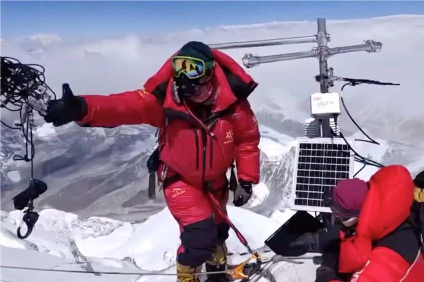 Congratulation! Chinese Scientific Team Sets Up The World’s Highest Solar-Powered Weather Station On World"s Highest Peak.
The station is powered by solar panels and is designed to last for two years under harsh weather conditions.
#customsolarpanel 
#automaticweatherstation
#IoT