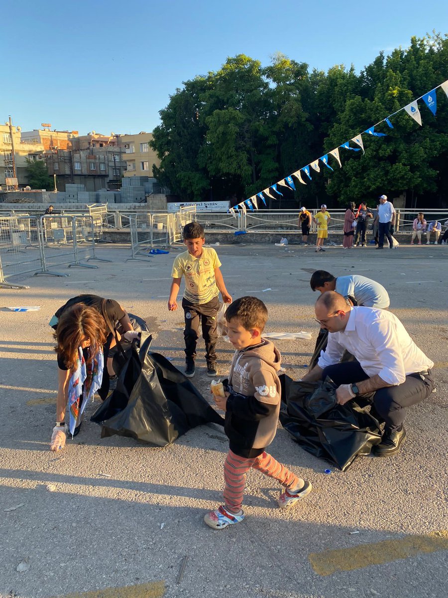 alibabacan's tweet photo. Miting meydanımızı da temizledik. Bizim için çevreye saygı, nesiller arası adalet ilkemizin gereği. 

Emeği geçen arkadaşlarıma çok teşekkür ediyorum. https://t.co/rRS7Pb06AR