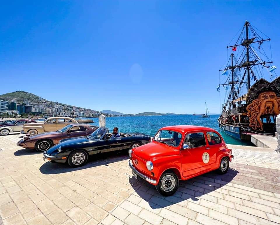 AnilaDenaj's tweet photo. 📍Sarandë 

Mirëmëgjes me pamjet e makinave RETRO 🚗 ☀️

Le të jenë një ogur, për një sezon turistik sa më të mbarë🌊🇦🇱

#retroalbania
#pushoshqip 
#ejanesarande https://t.co/lPZXH1Owxe