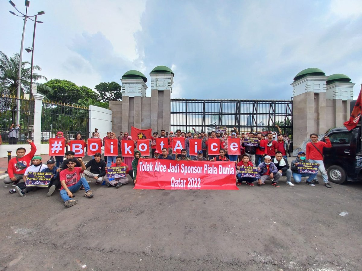MazdamV's tweet photo. Mereka masih ada dan akan terus melawan
#TolakAICEsponsorpialaduniaQatar
#JanganBeliEsKrimAice
#IndonesiaBoikotAice
#KeadilanUntukBuruhAice https://t.co/uhHPFUCUBX