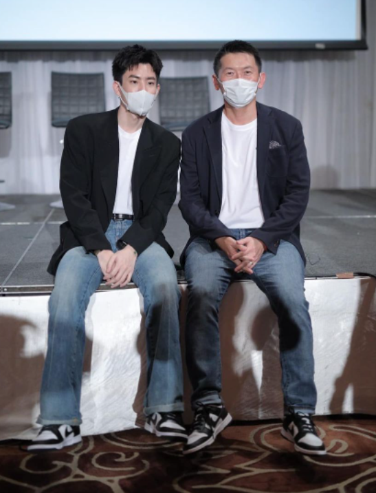 อ่านจนจบแล้ว เข้าใจแล้วว่าทำไมเป็นออฟกันไปสัมนา พี่เค้าดูจะผูกพันธ์กับออฟกันเพราะลูกสาวชอบนี่เอง ว่าอย่างนี้แล้วพี่ถามีอีกสักเรื่องมั้ยคะ ช่วงนี้งานออฟกันน้อยเหลือเกิน 55555
facebook.com/10181512128419… 

#ออฟกัน