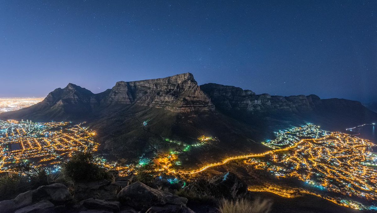 An amazing shot over Cape Town at night. ❤️
I hope you all have a great Sunday 😊

📸 <a href="/instacptguy/">Heinrich Knoetze</a>

#CapeTown #lionshead #tablemountian #sunset #southafrica #visitsouthafrica #thisisafrica #comevisit #trancefamily #trance #producerlife #EDMFamily #mothercity