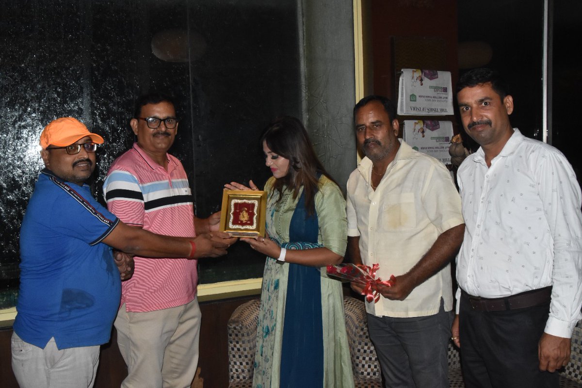 🚩यूपी में बाबा है यूपी में बाबा 🚩
कवि सम्मेलन कार्यक्रम में उपस्थित देश की प्रसिद्ध कवियित्री <a href="/anamikamber/">Anamika Jain Amber</a> जी का गुरु गोरक्षनाथ की धरती पर हियुवा के संस्थापक साथियों के साथ बड़े भाई श्री राजेश सिंह जी के नेतृत्व में स्वागत करते हुए स्मृति चिन्ह प्रदान कर आभार प्रकट किया।