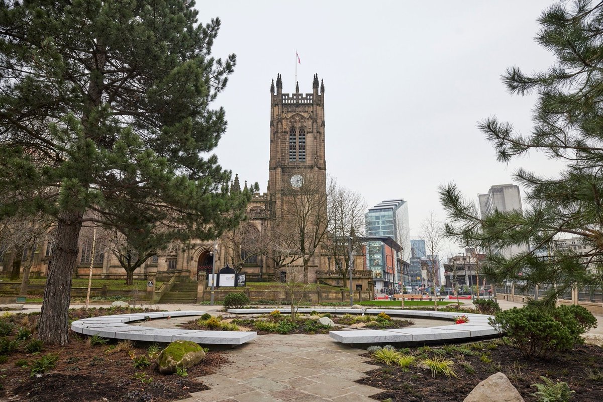 bevcraig's tweet photo. We remember and will never forget - you will always be in our hearts. 

5 years on, thinking of everyone touched by that awful night.

Manchester has shown the world that love is always stronger than hate 🐝 

#ManchesterRemembers https://t.co/qwjYsdufgk