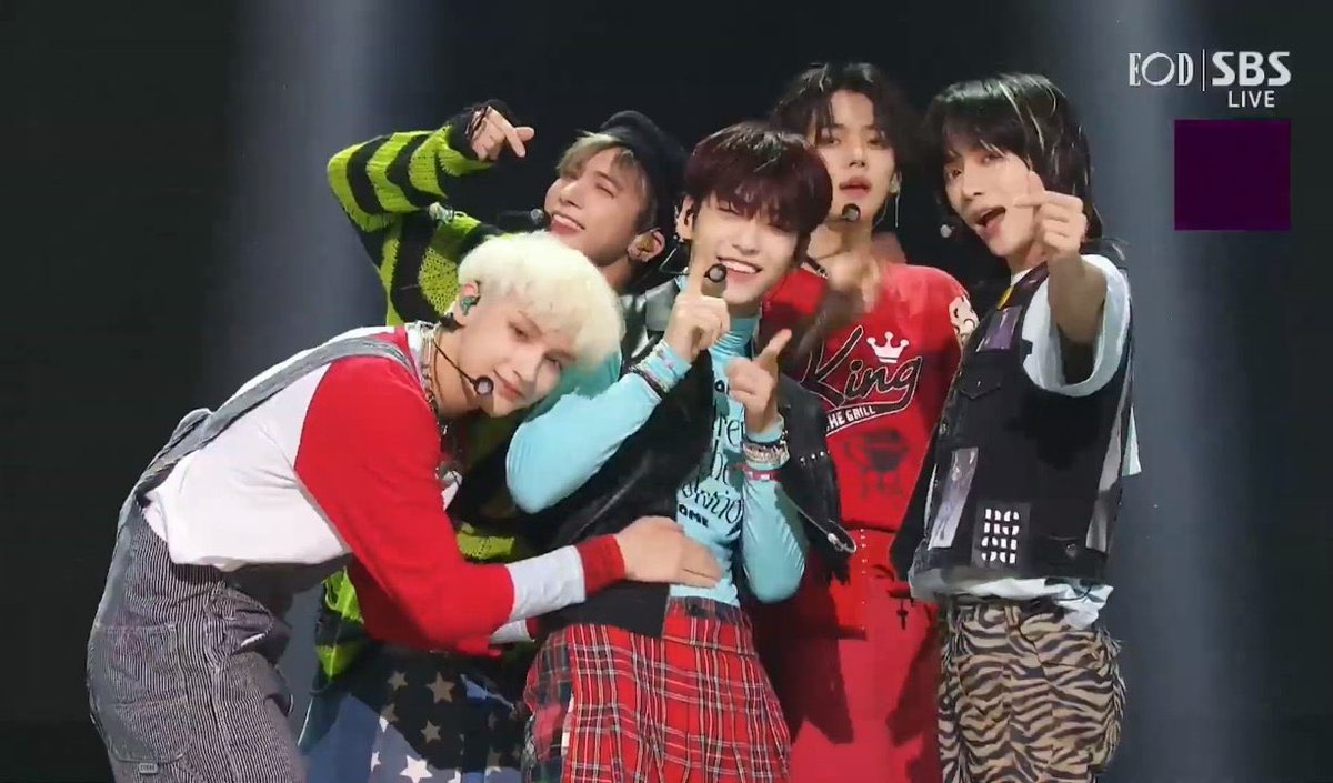 TXTUNOFFlClAL's tweet photo. OT5 ending fairies on their last promo stage 🥹 https://t.co/KEjeLkrsvN