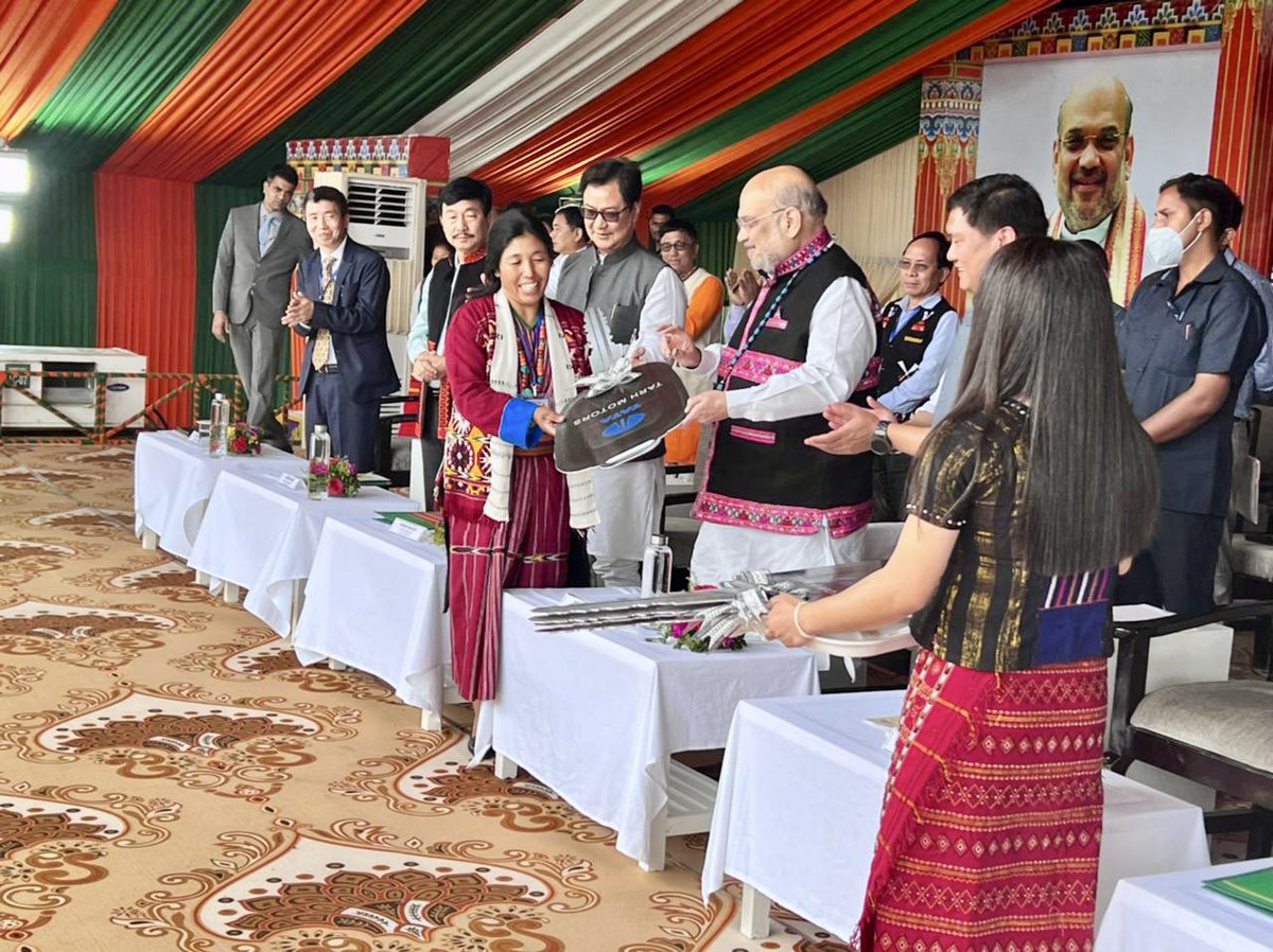 ChownaMeinBJP's tweet photo. Hon’ Union Home Minister Sri @AmitShah ji also launched beneficiary related schemes #ASRY for poviding Rs.1 lakh per SHG for 500 SHGs, DBT to the beneficiaries of PMAY, Atma-Nirbhar Plantation, PashuPalan & Matsya Palan Scheme & distribution of 300 vehicles to 300 SHGs under AGEY https://t.co/p9gz2W7NNv