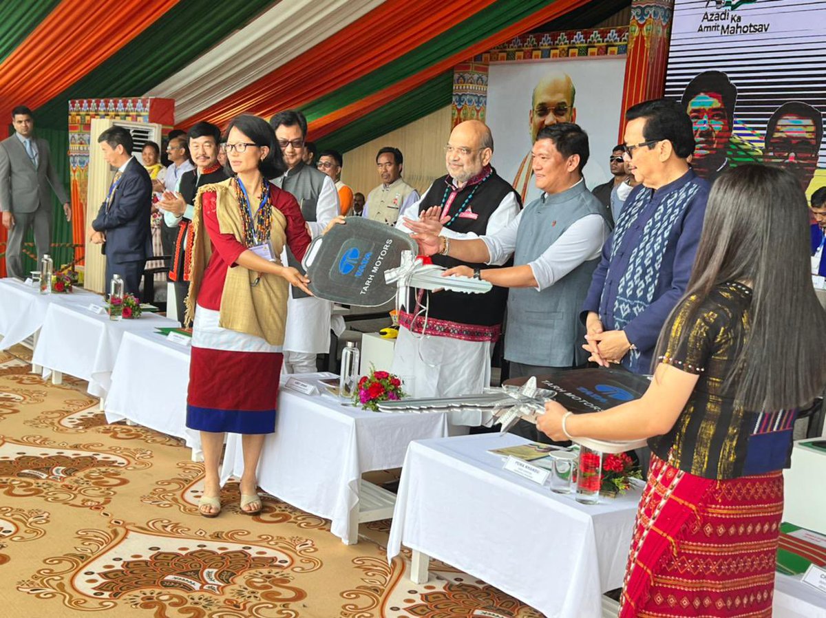 ChownaMeinBJP's tweet photo. Hon’ Union Home Minister Sri @AmitShah ji also launched beneficiary related schemes #ASRY for poviding Rs.1 lakh per SHG for 500 SHGs, DBT to the beneficiaries of PMAY, Atma-Nirbhar Plantation, PashuPalan & Matsya Palan Scheme & distribution of 300 vehicles to 300 SHGs under AGEY https://t.co/p9gz2W7NNv
