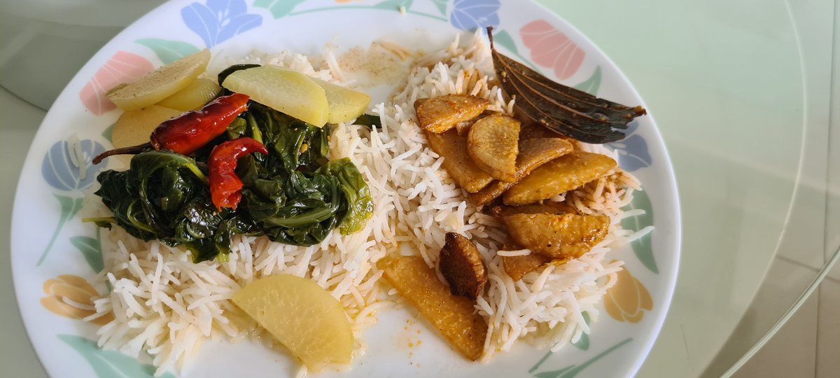 OnlyNakedTruth's tweet photo. #Chef_CBG #SundayChef made these Kashmiri dishes today from homegrown Knol Khol (Collard Greens).
Monj Haak & Dum Monj.
Kashmiri cuisine is like French cuisine. Very subtle and yet very very awesome https://t.co/vvg0ffY1K1