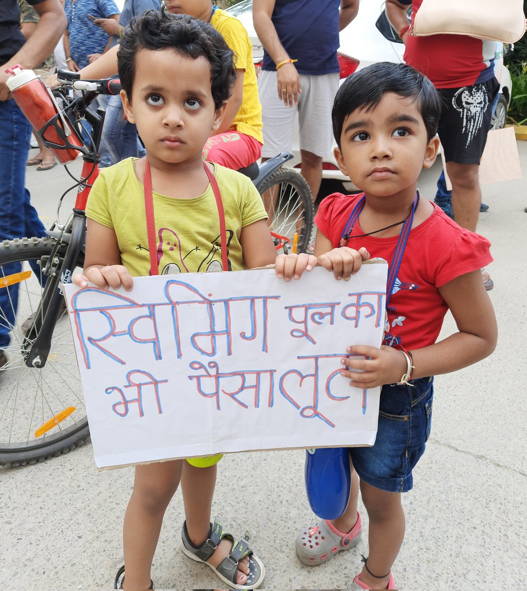 LeGardenFamily's tweet photo. ली गार्डन वासियों के धरने का आज 50 दिन भी पूरा | शासन, प्रशासन और अथॉरिटी तक अपनी आवाज पहुंचाने के लिए ली गार्डन वासियों ने आज एक मूर्ति चौक पर प्रदर्शन किया | आखिर क्या संदेश देना चाहते हैं हम आने वाली इन पीढ़ियों को?
@OfficialGNIDA @dmgbnagar @dr_maheshsharma @CMOfficeUP https://t.co/diXDyKc3oe