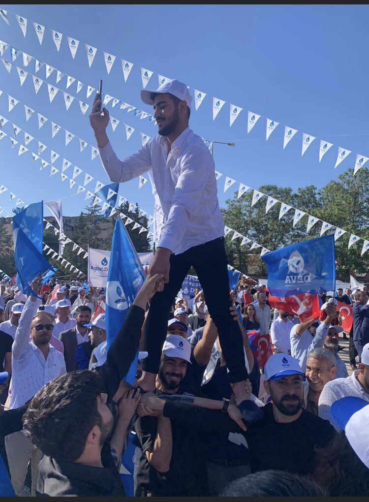gnligren1's tweet photo. @alibabacan Yüzlerce söylem, yüzlerce fotoğraf karesi çok şey söyledi. Ancak mitingden arda kalan bu kare; 
hani O, AK Partinin AK parti olduğu yıllardaki, müthiş gençliğin, o müthiş heyecanında bir fotoğraf olmuş...
Dolayısı ile,
Ayak sesi duyulmuyor, çoktan ayağa kalkılmış💧 https://t.co/YWtr21R6Hz