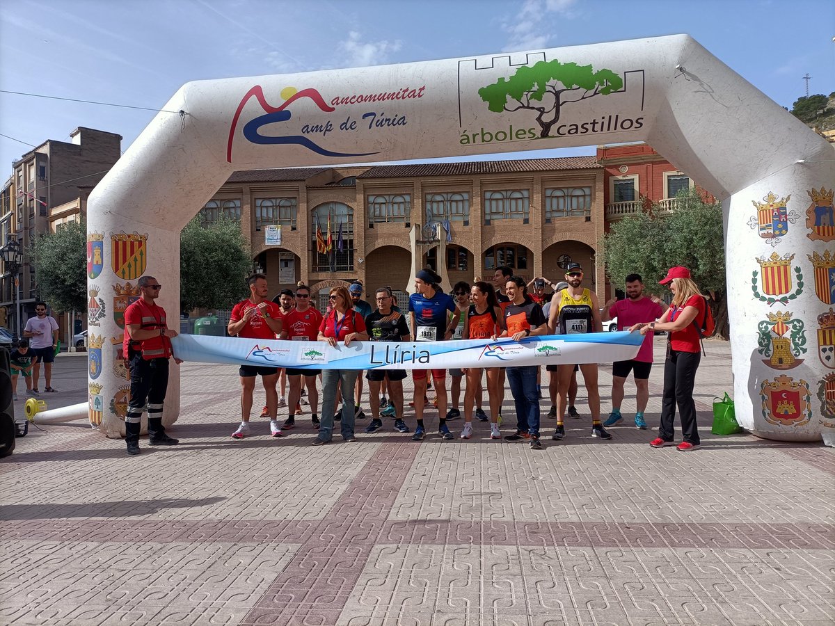 Marines os espera. L@s corredores/as ya han salido desde #Llíria #XIICAC #carreraarbolesycastillos #mancomunitatcampdeturia #campdeturia <a href="/aytolliria/">Ajuntament de Llíria</a> #carreraporerquipos