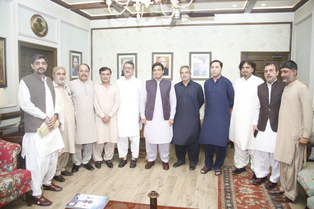 pmln_org's tweet photo. وزیر اعلی پنجاب حمزہ شہباز سے ڈیرہ غازی خان کی معروف سیاسی شخصیت اور سابق رکن اسمبلی خواجہ نظام المحمود کی ملاقات
خواجہ نظام المحمود کا ساتھیوں سمیت مسلم لیگ ن میں شمولیت کا اعلان
وزیر اعلی پنجاب حمزہ شہباز کی قیادت پر بھرپور اعتماد کا اظہار https://t.co/c5Awx8lVRA