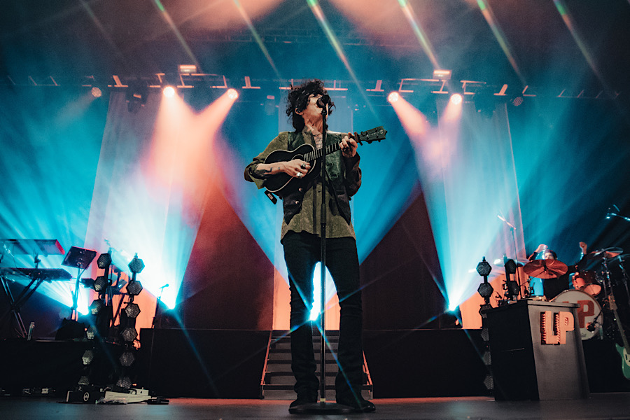 lpbelgiumteam's tweet photo. Merci pour l'article de @iamlpofficial https://t.co/VBBoyN6qCF
#riffmagazine #concert #photoconcert #lptour2022 #lpbelgiumteamofficial #iamlp #iamlpofficial https://t.co/IXJnJkSwlz