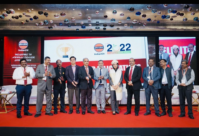 Sh DL Pramodh, ED&amp;SH, KASO felicitated Ms Deepshikha Govli, BM,COCO HMT for her exceptional performance in MS HSD volume growth. COCO HMT touched the highest XP95 volume of 117 KL during March 2022. <a href="/ChairmanIOCL/">ChairmanIOC</a> <a href="/IOCRetail/">IndianOil PetrolPump</a> <a href="/karnataka_ioc/">IOCL Karnataka</a> <a href="/LIndianoil/">pramodh</a> <a href="/tpalanikumarioc/">T Palanikumar</a>