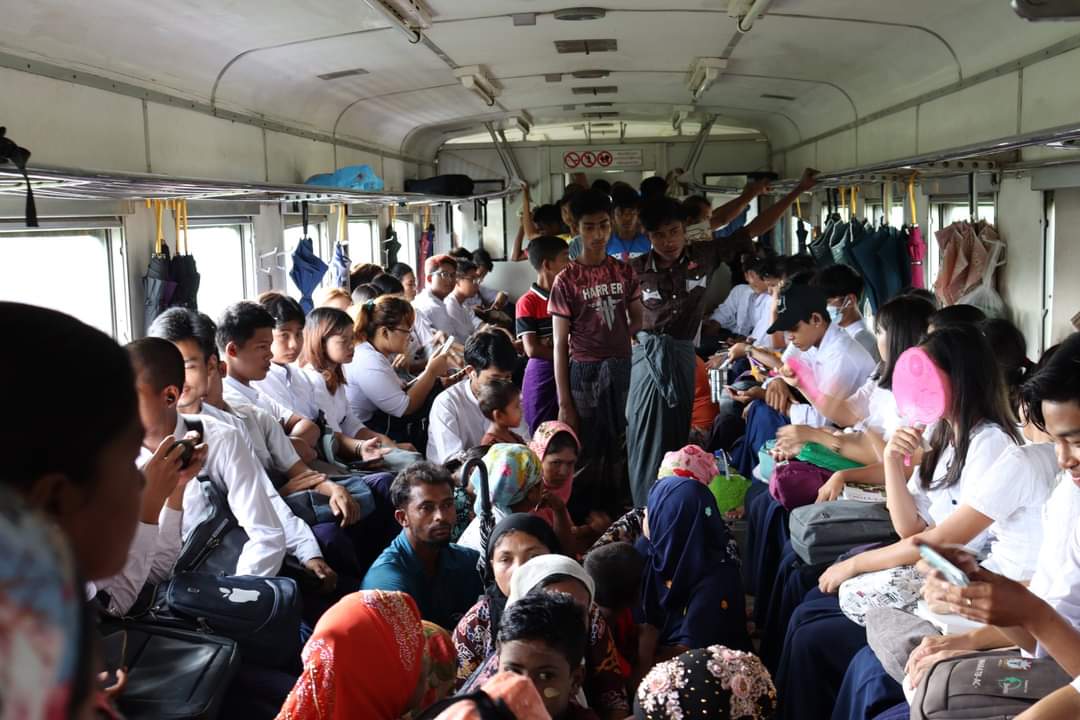 romehrooz's tweet photo. A picture of 1000 words
This picture was taken from a public train in Sittwe where you can see all the #Rohingyas are sitting on the ground or standing while the Rakhine students got a seat. This is certainly not the worst case of discrimination against Rohingyas in Arakan. https://t.co/RJoK67xnn5