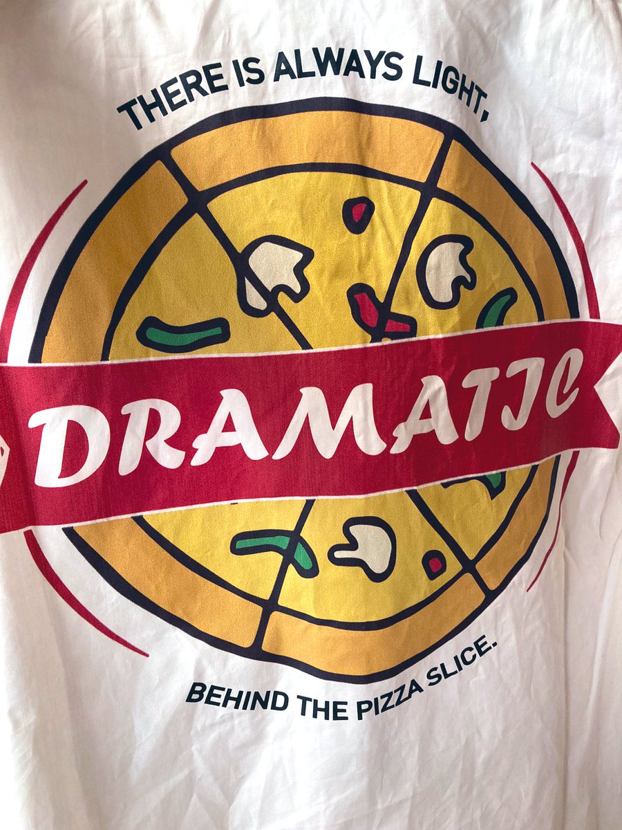 nagabokujyo0601's tweet photo. 待望の‥木村昴さんの‥ピザシャツがやっと届きました🍕👨🍳✨
前も後ろもすっごく可愛いです😍💕
すっごい白いから、このシャツ着てピザは食べない方が良さそうです😆🍕
‥食べたくなっちゃった‥ピザ🍕🍕
#FAVOLC
#木村昴
#DRAMATICCODE https://t.co/WBxYLPJW7a