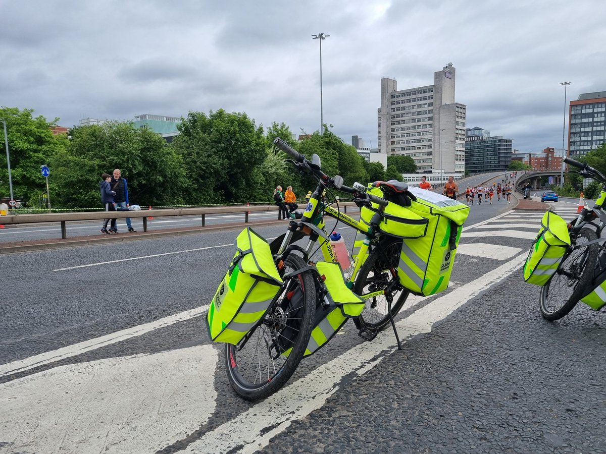Out volunteering with <a href="/SJANorthCRU/">SJA North East & North West CRU</a> for #GreatManchesterRun - good luck to the runners! 🏃‍♀️ 🏃‍♂️ #mysjaday