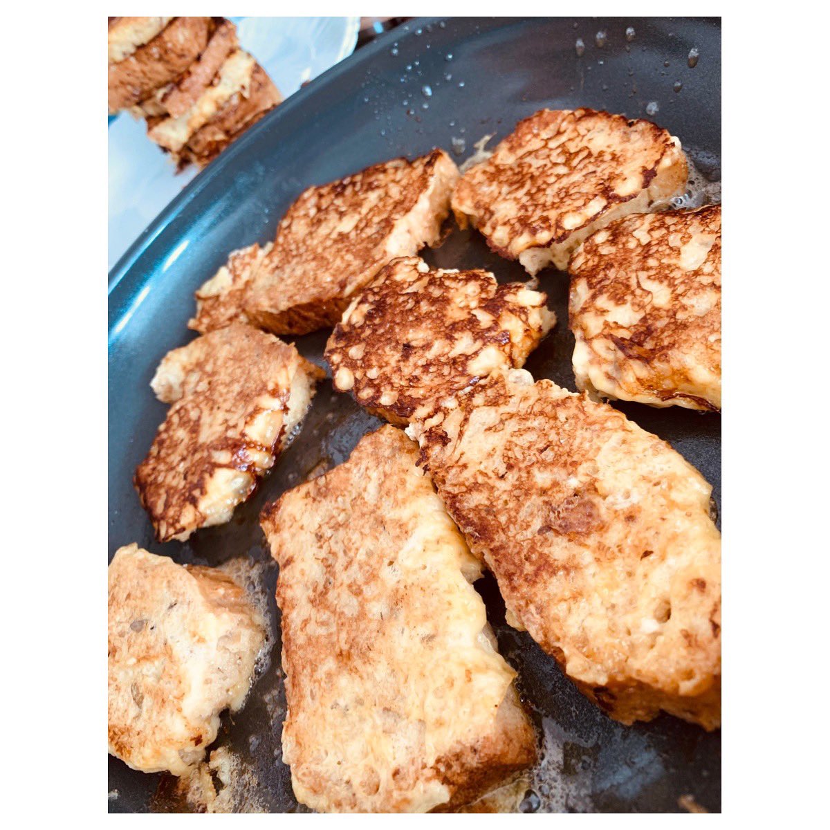 🍞 Petit-dèj’ de champion 👊🏽 Avec carrément une tour de pain perdu en arrière-plan ! 🗼BIM! 🔥

Et vous, c’est quoi votre petit kiff du dimanche matin ? 🍽

#painperdu #nowastedfood #yummy #bonappetit #miam #food #life #sunday #morning #sweettooth