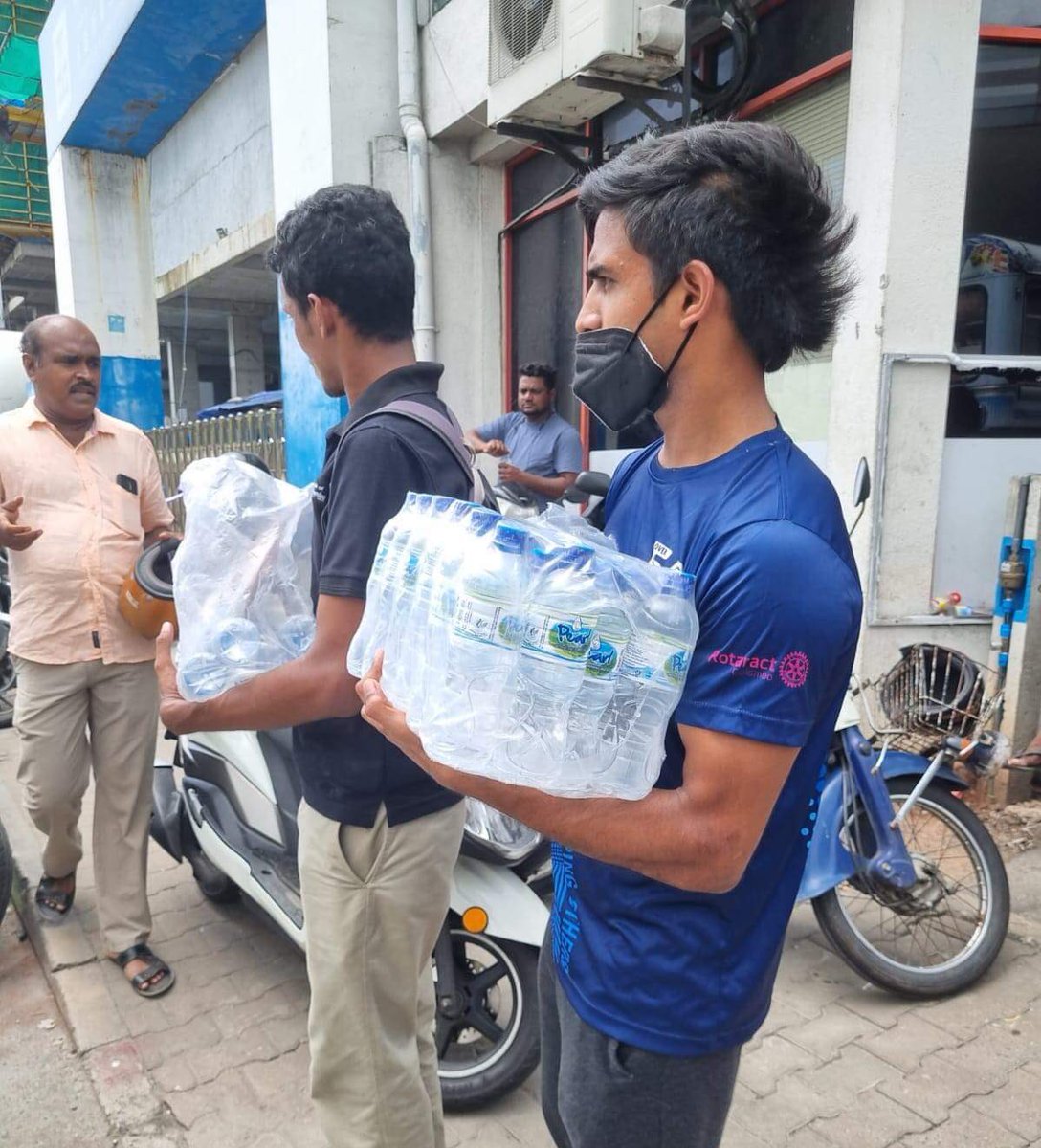 eathappySL's tweet image. We can always count on @RotaractColombo and @Chedliya to help us with meal and water distribution 🙏 Their reliable &amp;amp; energetic team distributed lunch packs and water at petrol queues around central Colombo today.We thank them for all their support.

#EconomicCrisisLK #SriLanka