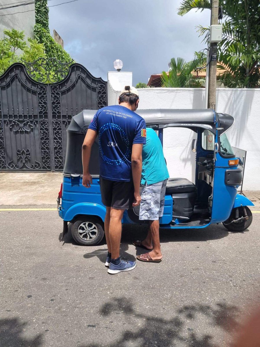 eathappySL's tweet image. We can always count on @RotaractColombo and @Chedliya to help us with meal and water distribution 🙏 Their reliable &amp;amp; energetic team distributed lunch packs and water at petrol queues around central Colombo today.We thank them for all their support.

#EconomicCrisisLK #SriLanka