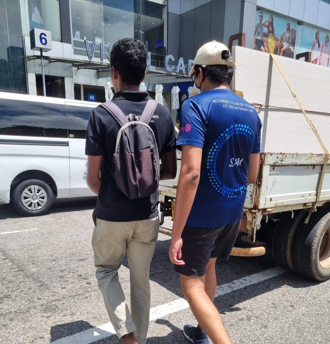 eathappySL's tweet image. We can always count on @RotaractColombo and @Chedliya to help us with meal and water distribution 🙏 Their reliable &amp;amp; energetic team distributed lunch packs and water at petrol queues around central Colombo today.We thank them for all their support.

#EconomicCrisisLK #SriLanka