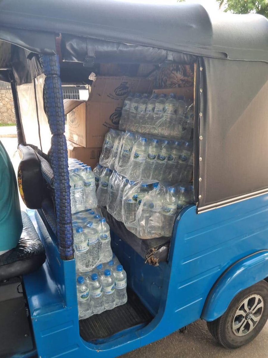 eathappySL's tweet image. We can always count on @RotaractColombo and @Chedliya to help us with meal and water distribution 🙏 Their reliable &amp;amp; energetic team distributed lunch packs and water at petrol queues around central Colombo today.We thank them for all their support.

#EconomicCrisisLK #SriLanka