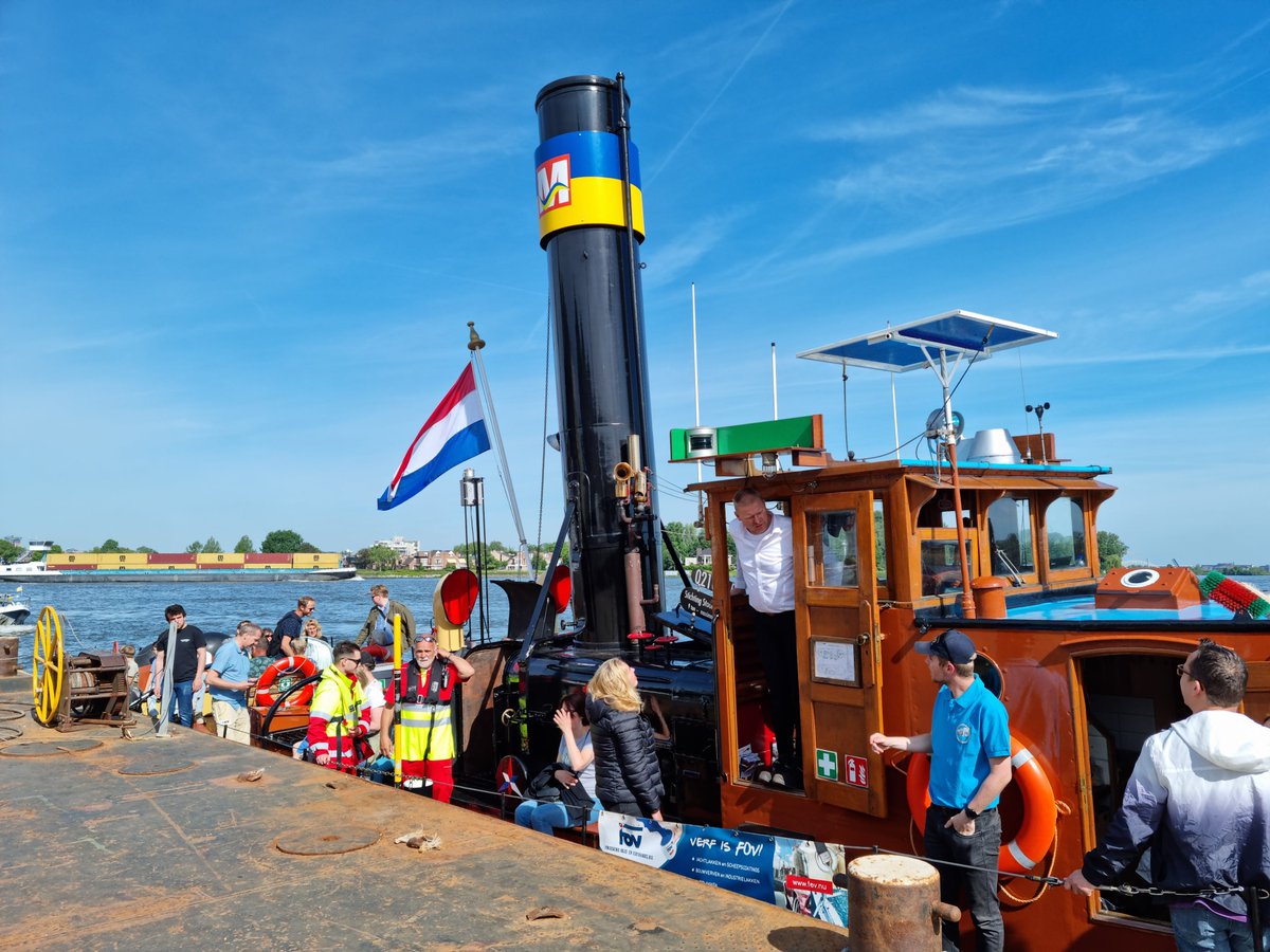 De eerste gasten zijn alweer aan hun Stoomrondje begonnen. Het wordt een zonnige, warme, drukke en gezellige dag. Zorg voor goede "reisvoorbereiding". Denk aan zonnebrand en drink voldoende water.