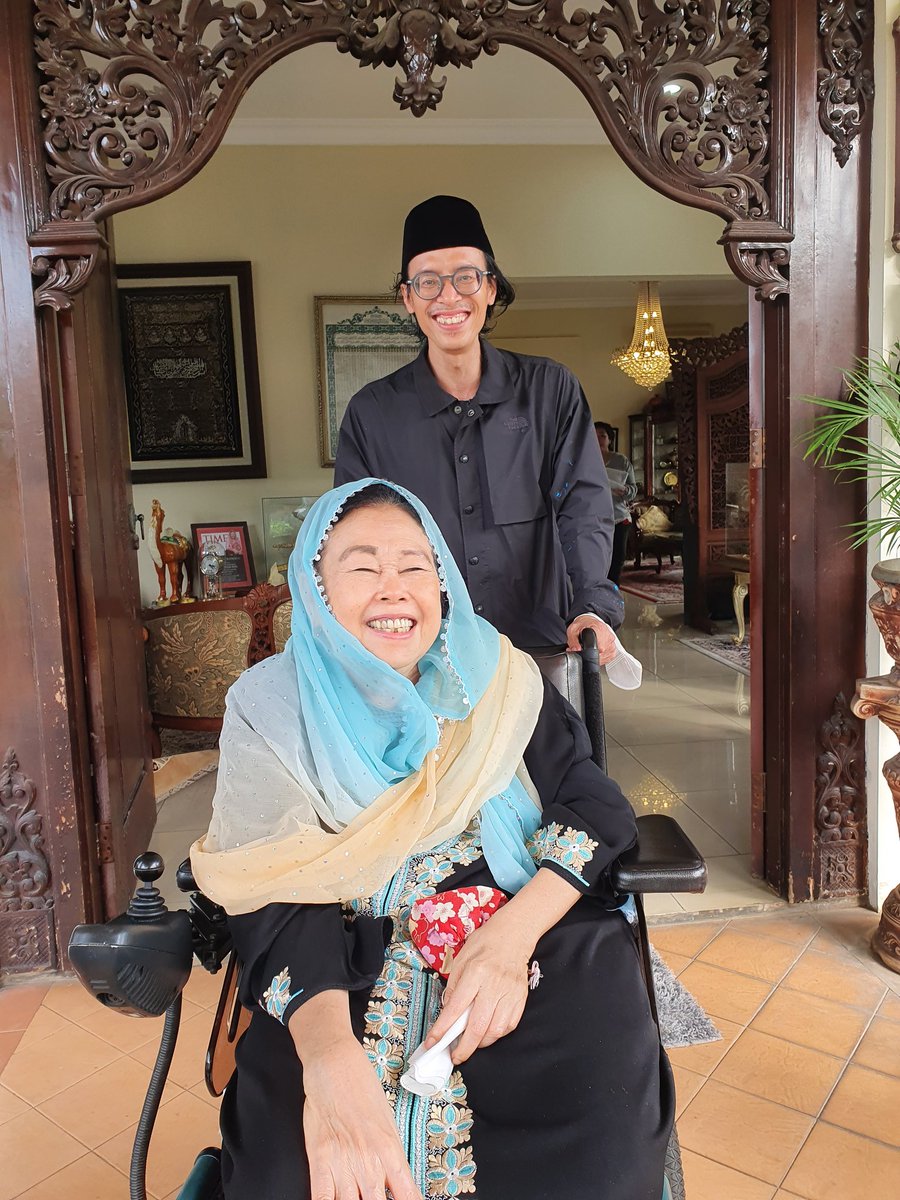 Tolong dikomentari ya.... ini yang pakai peci bilangnya "reuni kecil, foto dengan kakak kelas".
<a href="/savicali/">savic ali</a> <a href="/AlissaWahid/">Alissa Wahid</a> <a href="/AnitaWahid/">Anita Wahid</a> <a href="/PSambadha/">Priyo Sambadha W.</a> <a href="/tsuroiya/">ienas Tsuroiya</a> <a href="/hhsahal/">hamzah sahal</a>