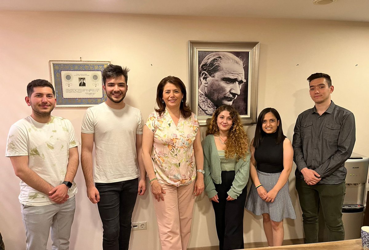 İstanbul Barosu Başkanı Adayı Sayın Avukat Filiz Saraç ile bir araya geldik. Kendisiyle gerçekleştirdiğimiz keyifli sohbette; mesleğin güncel sorunları, hukuk fakültesi öğrencilerinin ve genç avukatların yaşadığı zorluklar üzerine tartıştık.