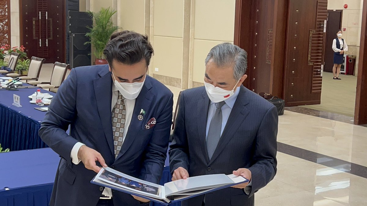 BBhuttoZardari's tweet photo. During wide-ranging talks with State Councilor Wang Yi, discussed enhanced economic engagement, trade, investments, industrialization and CPEC cooperation. Issues facing students also discussed. 

Both sides are committed to elevating multifacted partnership to greater heights. https://t.co/GDju37kz06