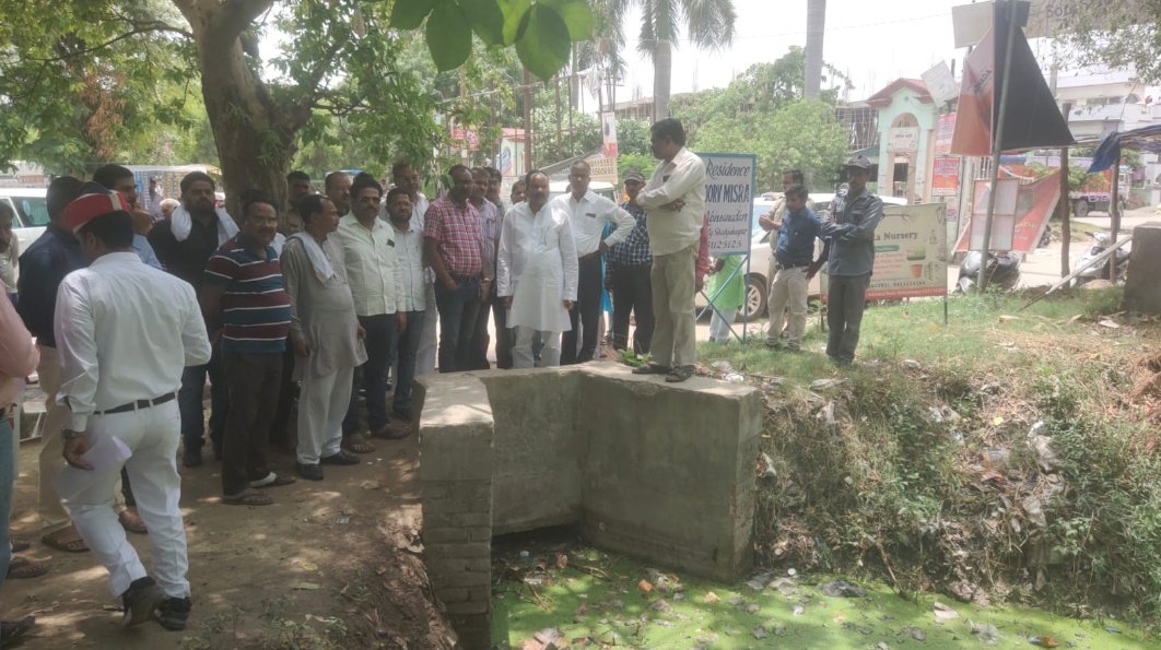 UtkarshSheetu's tweet photo. @santosharmaIAS @nn_shahjahanpur @aksharmaBharat #MunicipalCommissioner #WorkDedication ......
Heartily Salute to you sir.... https://t.co/xrYkLpHf9E