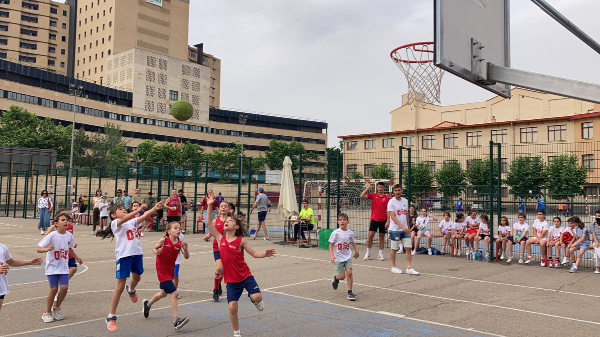 oldSchoolBasket's tweet photo. 🏀 Escuela de Baloncesto:
Nuestros pequeños siguen disfrutando del torneo en Boscos, esta vez frente a Colegio Británico.
#Rosamolas #letsgoldschool #oldschoolfamily #oldschoolspirit https://t.co/wq2DRvq6Uh