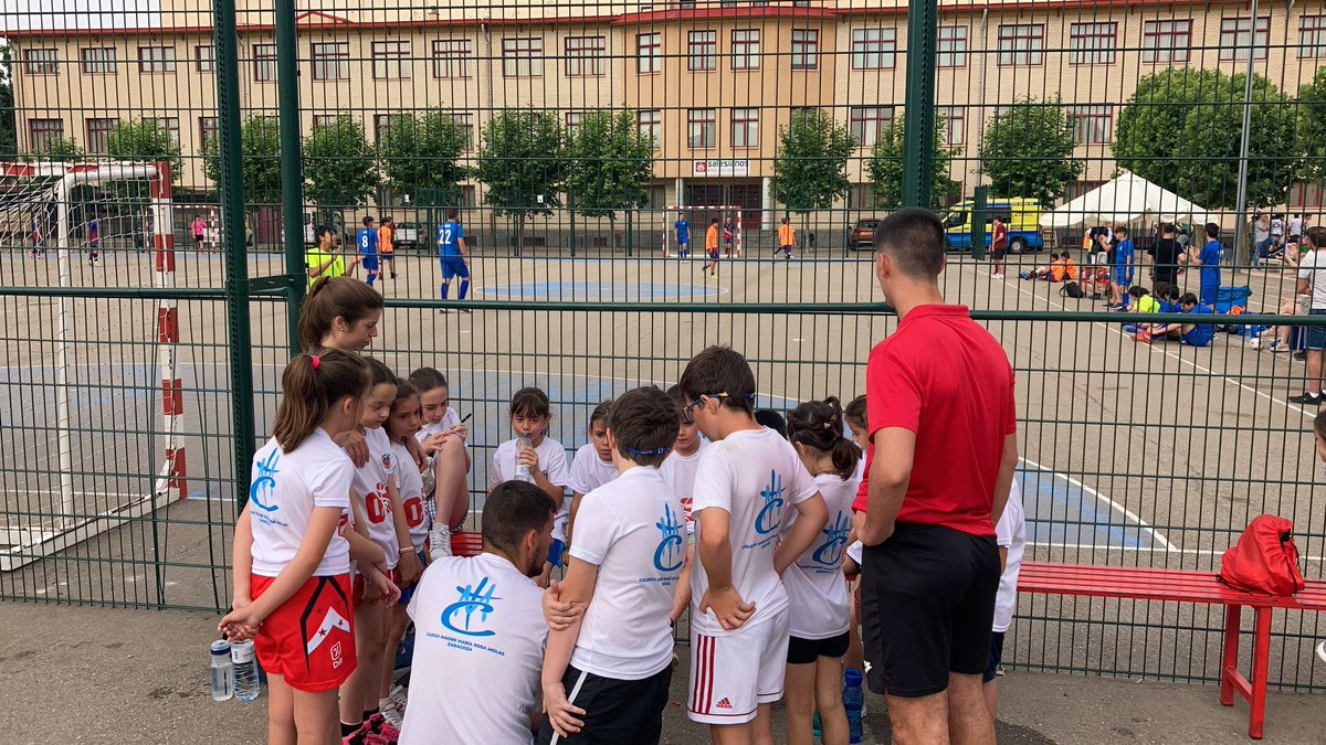 oldSchoolBasket's tweet photo. 🏀 Escuela de Baloncesto:
Nuestros pequeños siguen disfrutando del torneo en Boscos, esta vez frente a Colegio Británico.
#Rosamolas #letsgoldschool #oldschoolfamily #oldschoolspirit https://t.co/wq2DRvq6Uh