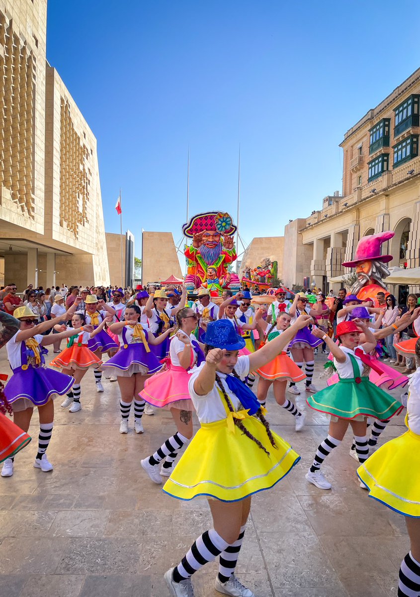 バレッタのカーニバルに行って来ました。カラフルな衣装を身にまとって踊りながらパレード。大人から子供まで多くの人で賑わってました。
爆音な音楽、奇抜な衣装・化粧、自由な踊り、コンセプトのわからないオブジェの数々。刺激的でした。

本日最終日です。ぜひバレッタへ😎