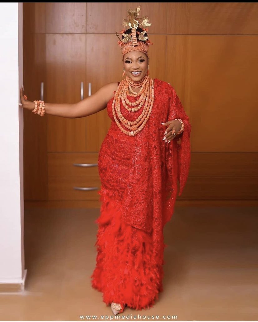 closetswitch_wn's tweet image. Simple facts about Nigerian #Edo Female Attire... It&apos;s one of the most exquisite Attire that can turn you from just being a woman to a goddess.
Every detail, every beed, every smile, every frown, any expression is good to go with that Dress.

#cswn #EdoFemaleAttire