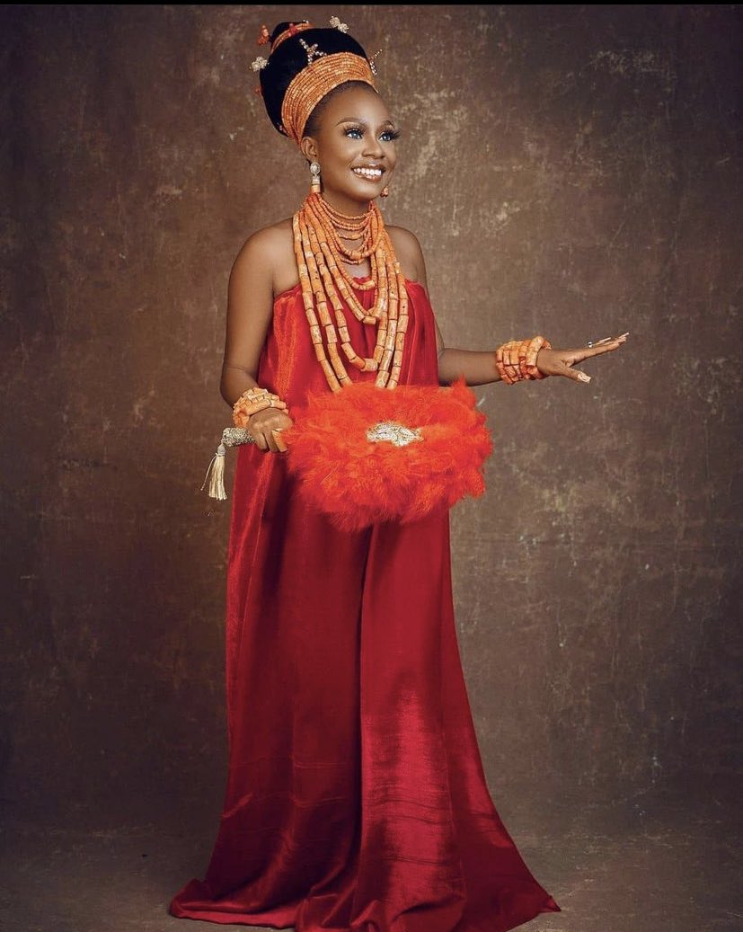 closetswitch_wn's tweet image. Simple facts about Nigerian #Edo Female Attire... It&apos;s one of the most exquisite Attire that can turn you from just being a woman to a goddess.
Every detail, every beed, every smile, every frown, any expression is good to go with that Dress.

#cswn #EdoFemaleAttire