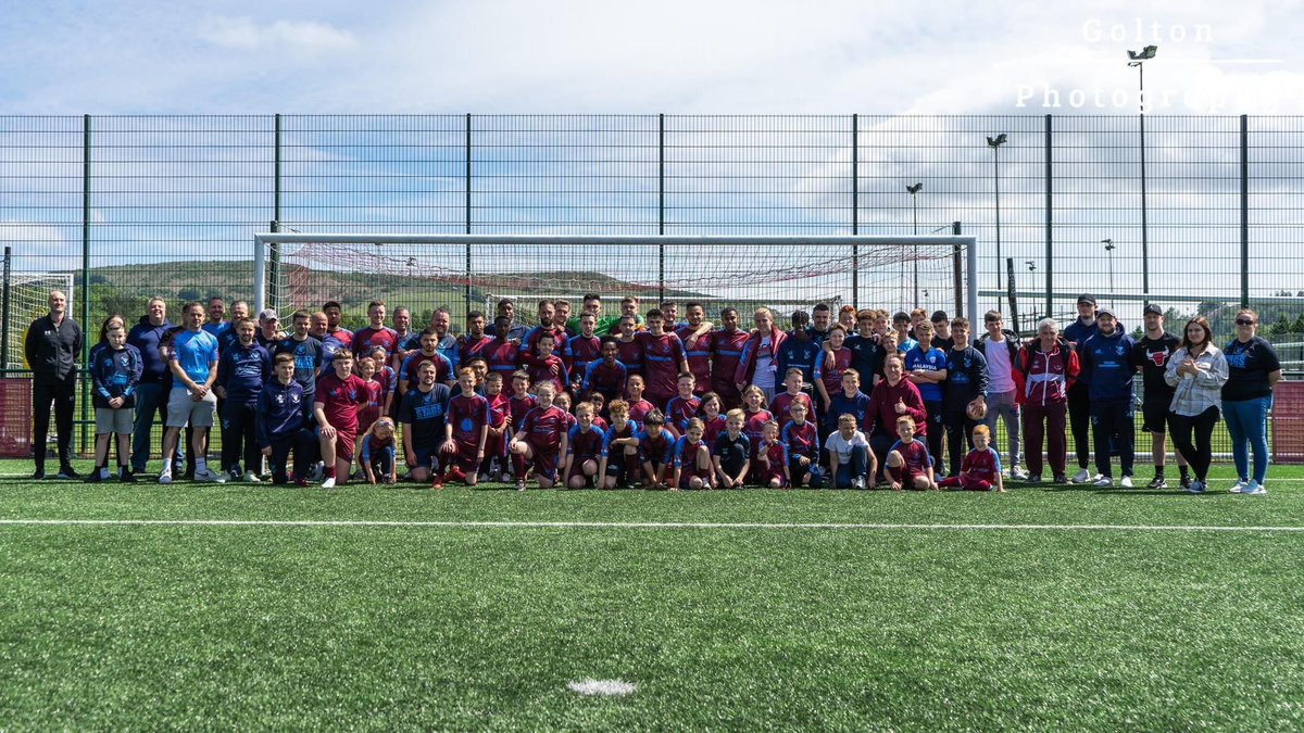 Was great to take this photo with all the <a href="/Llan_UtdJuniors/">Llanrumney United Juniors</a> players &amp; coaches who came to support us in the Cup Final 😍