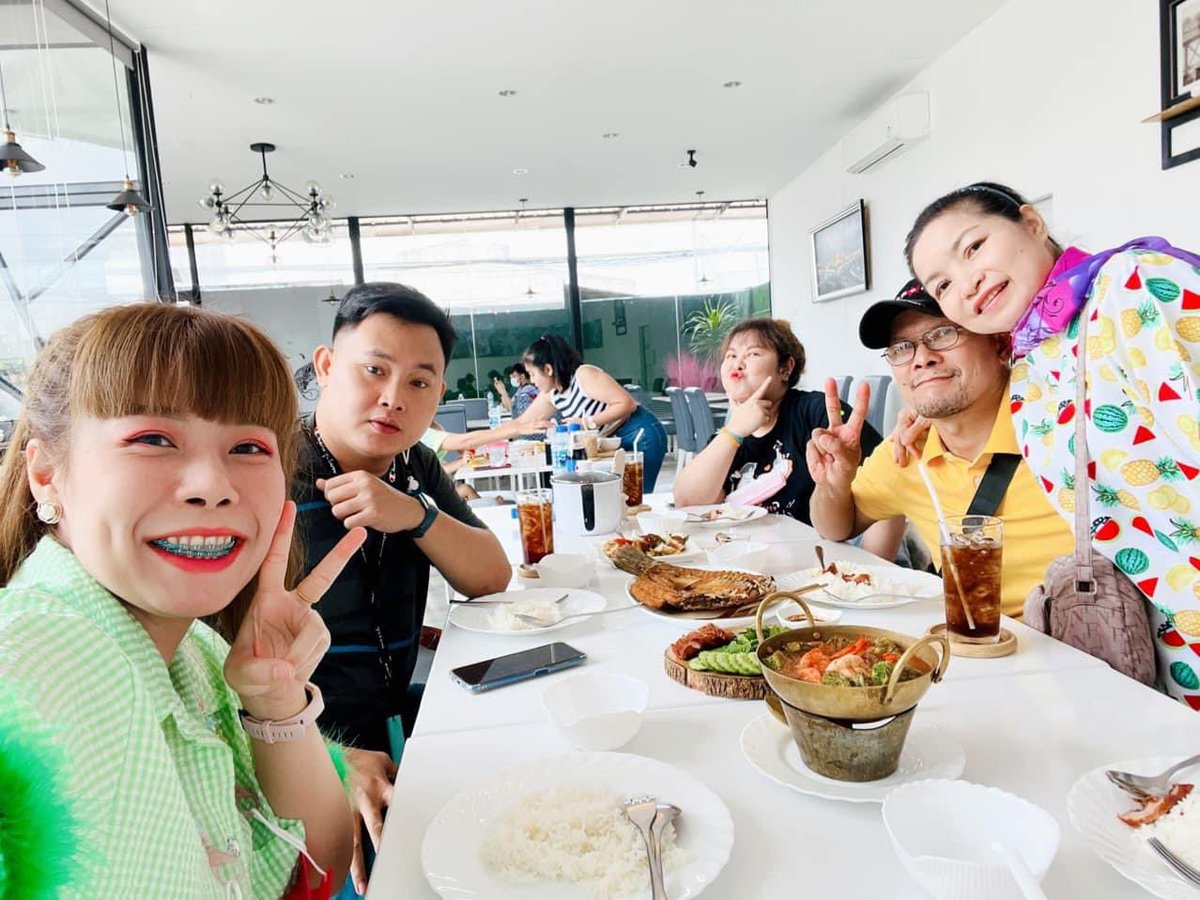 Nmz_nu's tweet photo. จุดเริ่มต้นของการไปกินร้านนี้คือ ไปเก็บคัฟสลีปของไบร์ท แต่แบบอาหารคืออร่อยมาก 👍👍 ป๊าม๊าก็ใจดี เฟรนด์ลี่สุด ๆ แล้วแนะนำที่บ้านให้ไปกิน จนที่บ้านก็ติดใจ แต่เสียดายสิ้นเดือนนี้ก็ปิดตัวลงแล้ว 🥺😢 ขอให้กลับมาเปิดขายอีกเร็ว ๆนะคะ #3มีนา  @3meenaCafe https://t.co/W78w2wS6S8